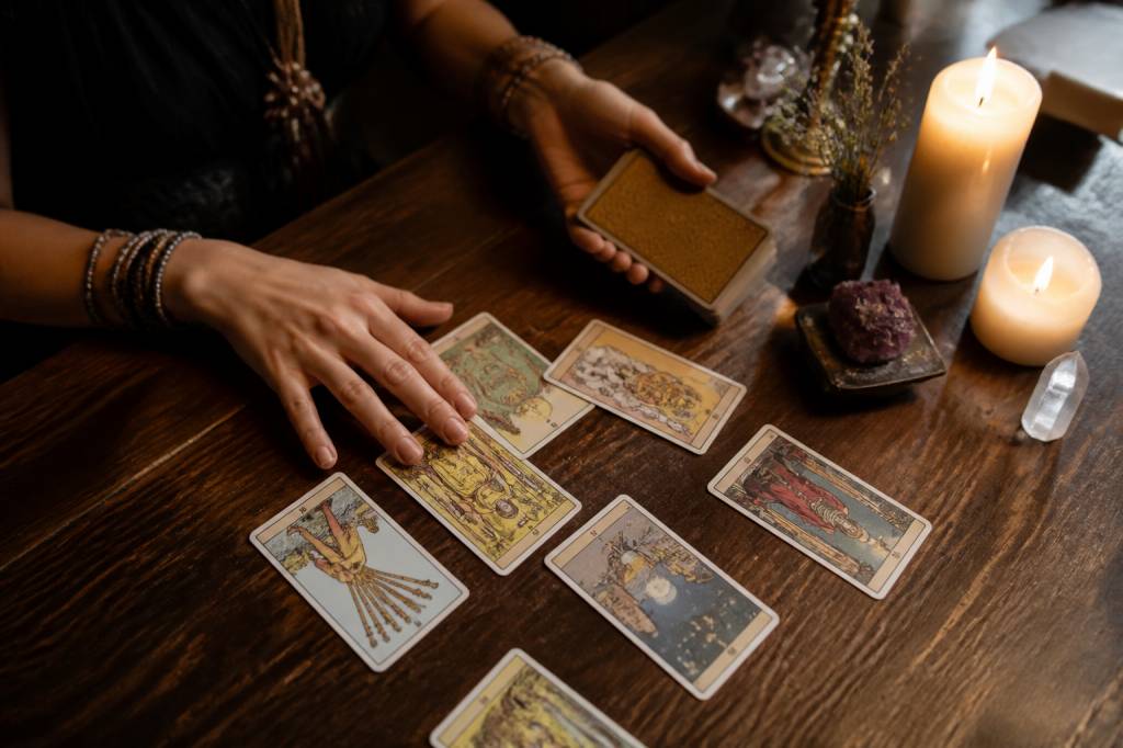 Tirer les cartes gratuit : guide complet pour un tirage précis