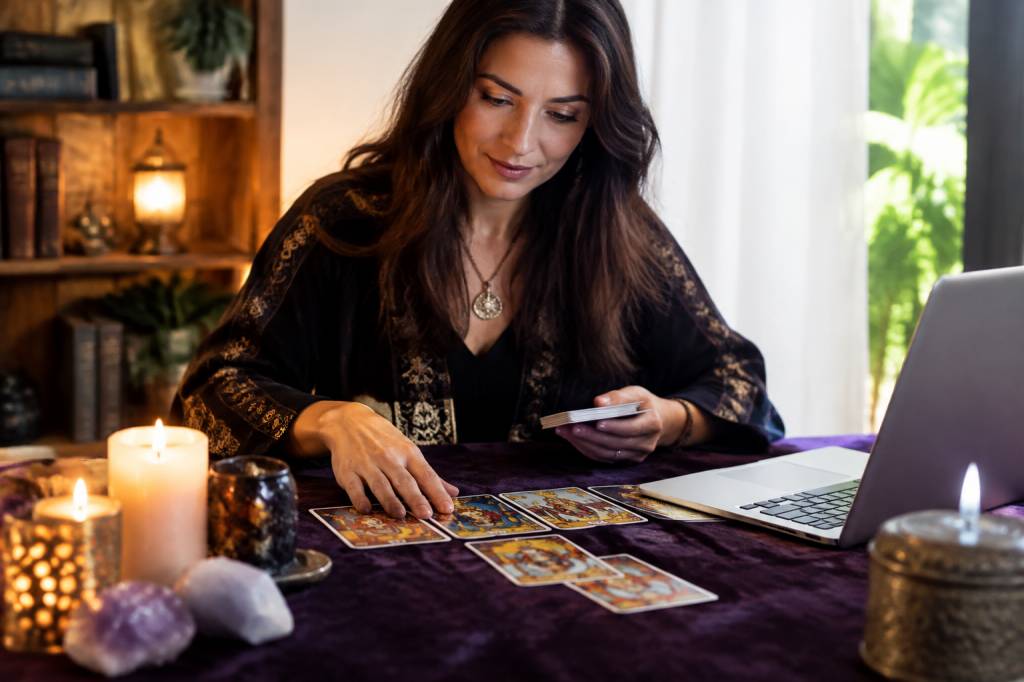Tchat voyant gratuit : obtenez des réponses éclairées grâce aux arts divinatoires