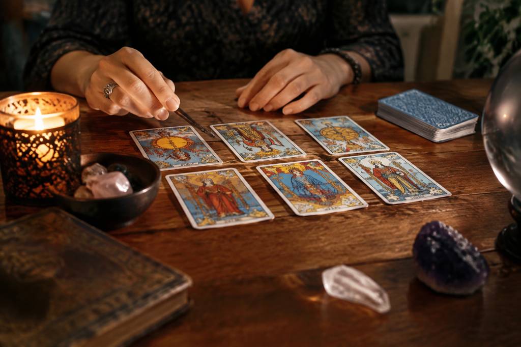 Voyance gratuite en ligne chat : obtenez des réponses à vos questions grâce au tarot et aux oracles