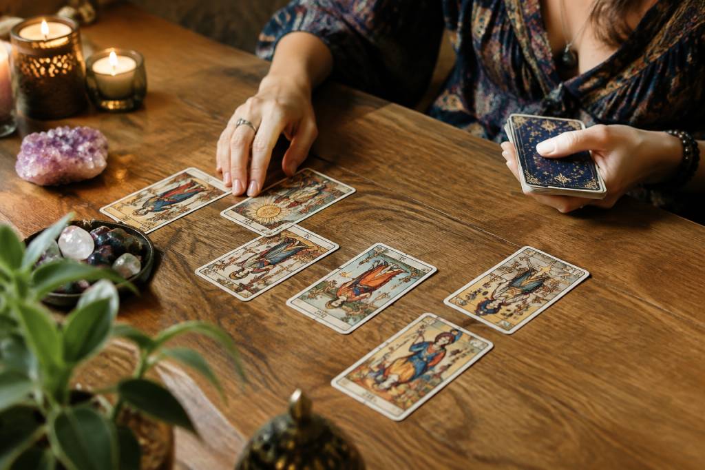 Tarologie en ligne : comprendre les tirages et choisir votre tarot