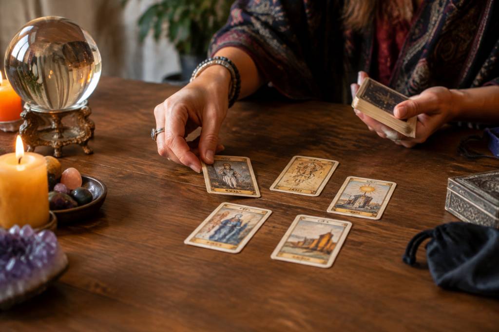 Magie, voyance et Lenormand : comprendre les secrets du tirage des cartes